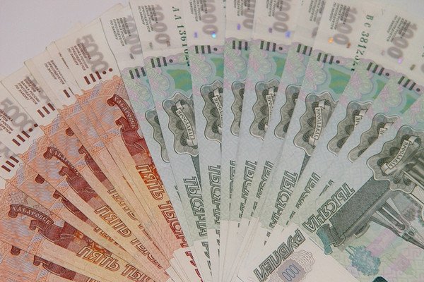 俄各大银行今年以来在交易所净买入人民币超过1万亿卢布